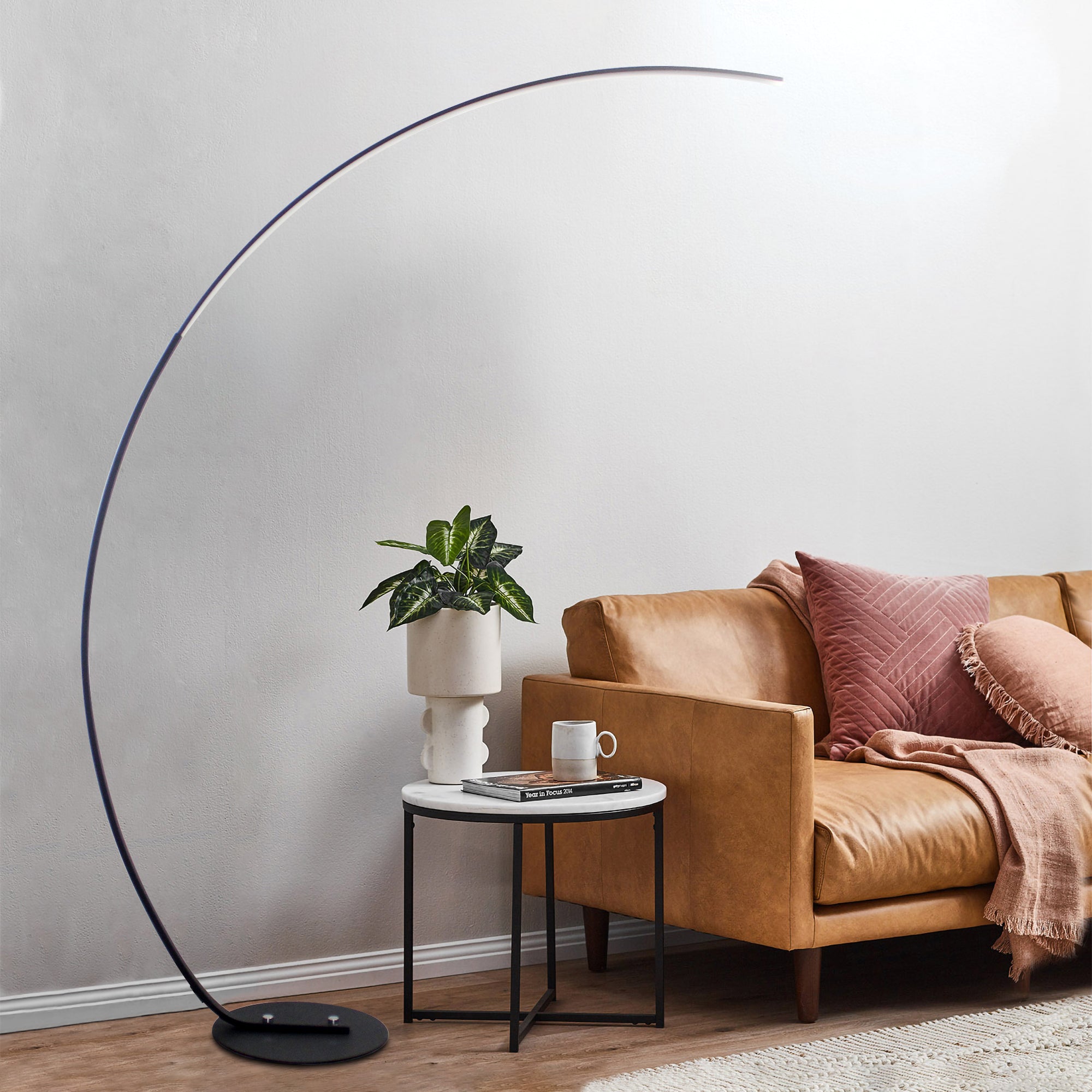 Lámpara de pie curva moderna RGBW – Iluminación LED decorativa con control remoto | Nueva versión 2025
